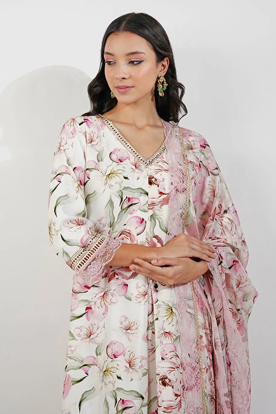 Ivory Vintage Floral Embroidered Kurta Set